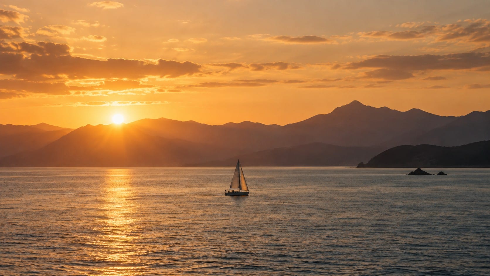 Un velero pequeño sobre el mar en calma al atardecer, con montañas al fondo, en una escena atmosférica.
