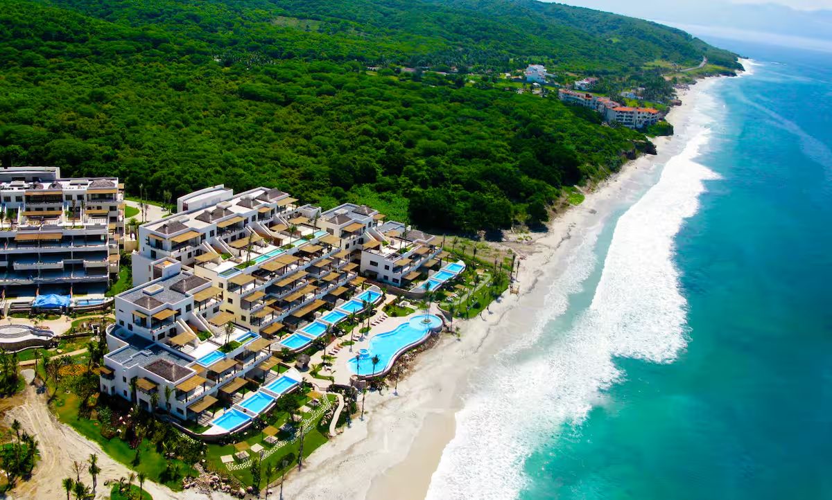 Los Veneros desde el aire: La playa, las residencias y la selva detrás.